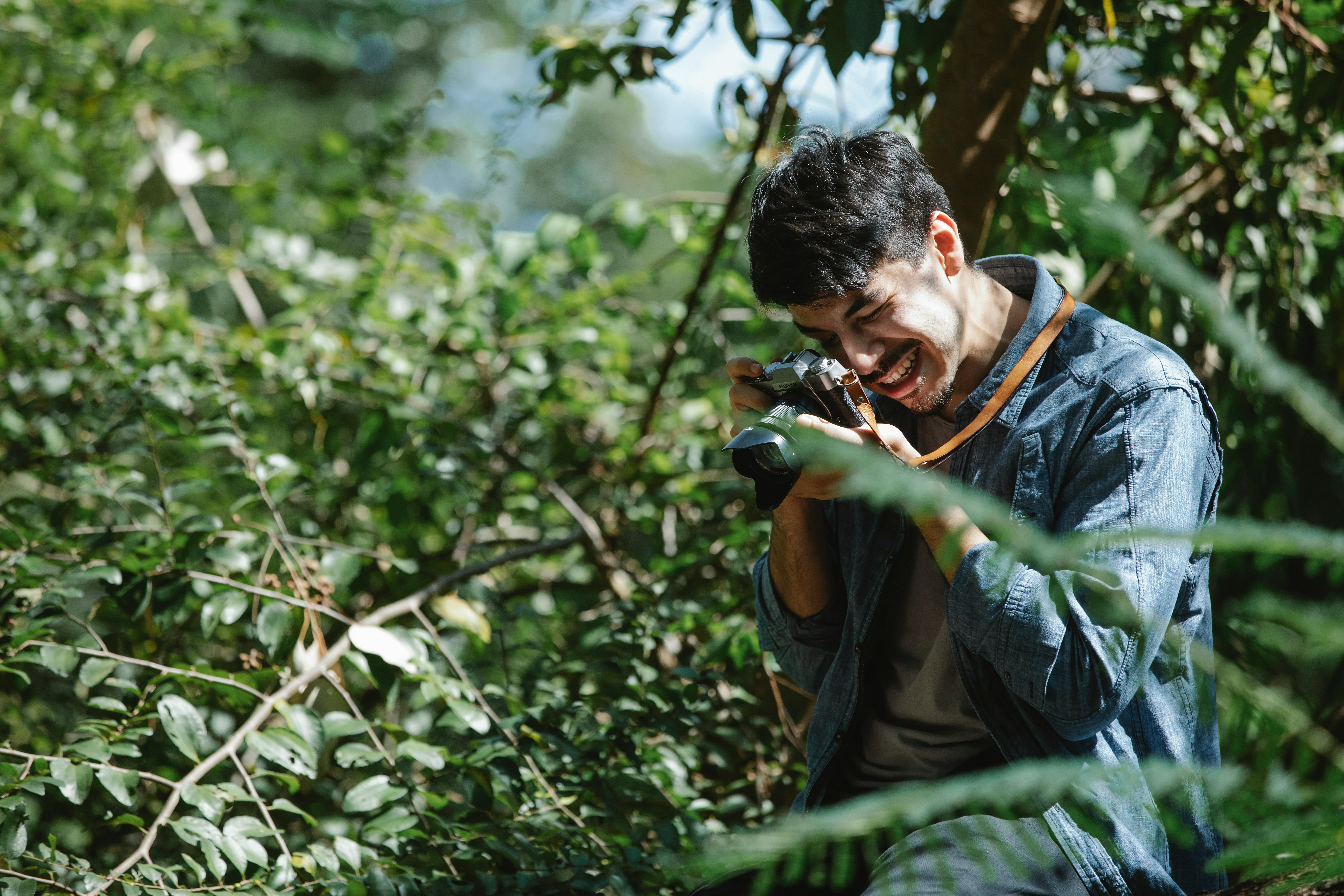 Jóvenes caficultores trabajando en el campo